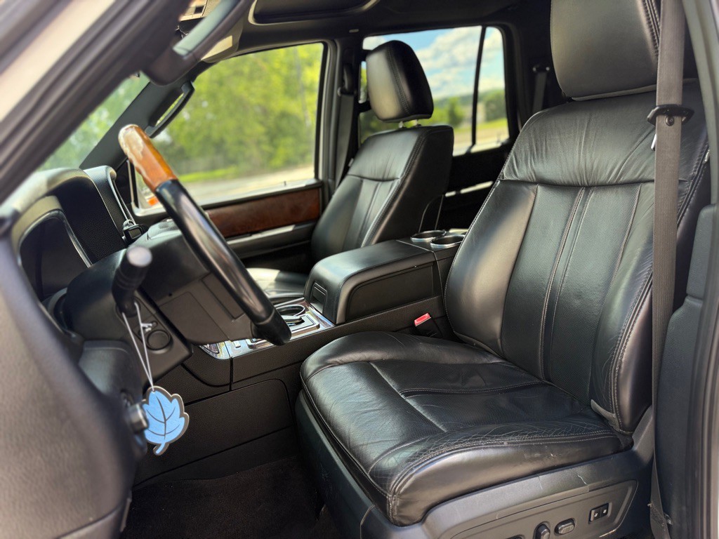 2016 Lincoln Navigator Image 9