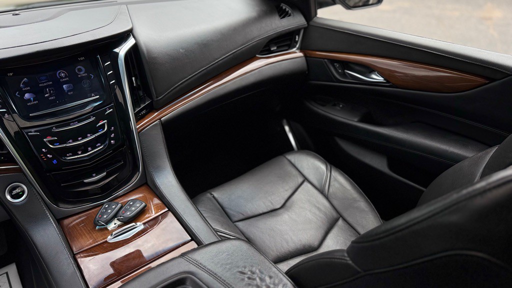 2017 Cadillac Escalade Image 4