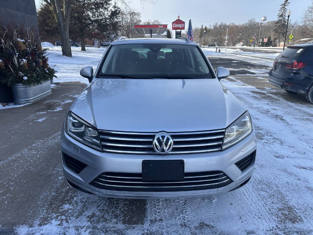 2016 Volkswagen Touareg Image 3