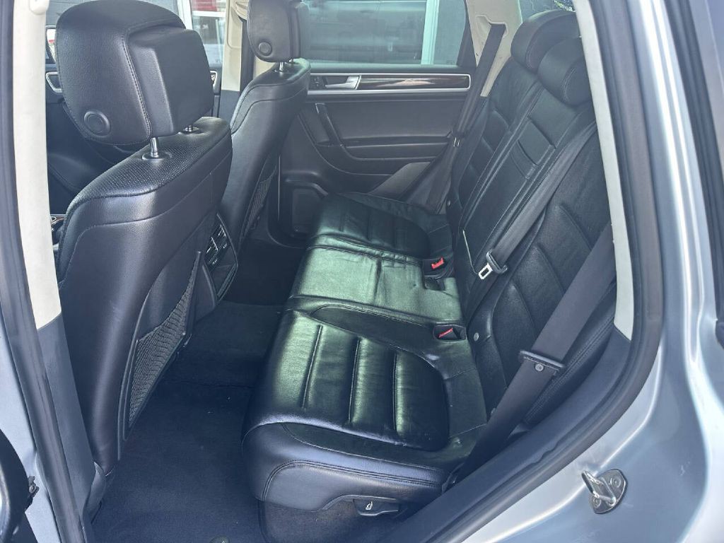 2016 Volkswagen Touareg Image 8