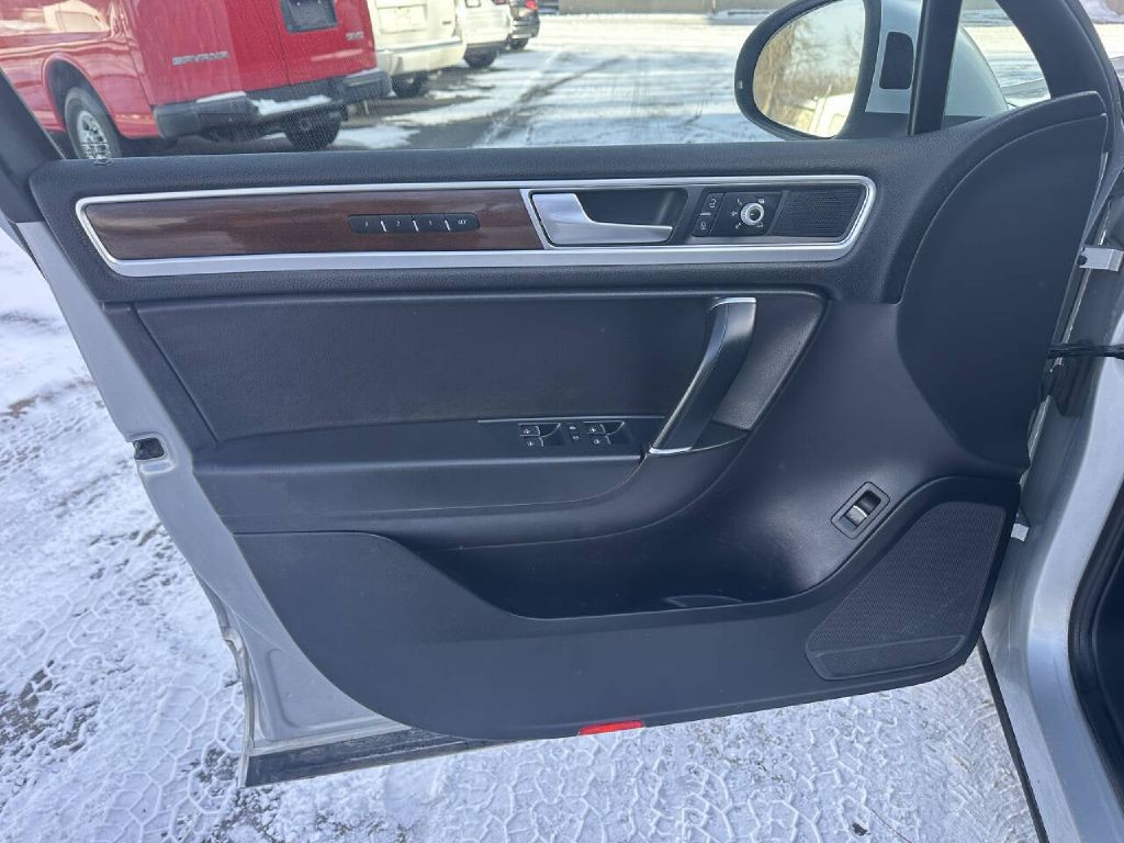 2016 Volkswagen Touareg Image 9