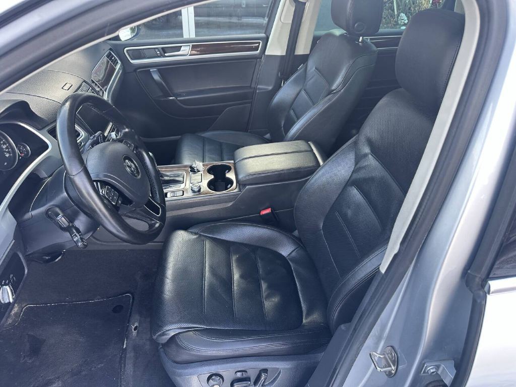 2016 Volkswagen Touareg Image 10
