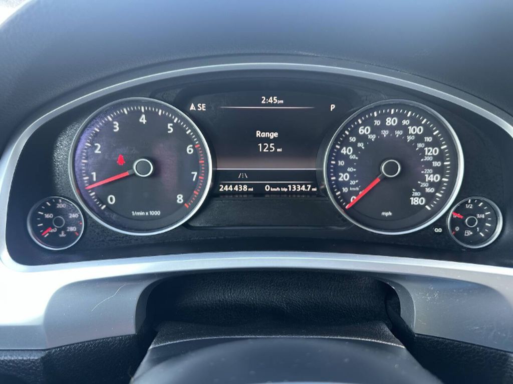 2016 Volkswagen Touareg Image 11