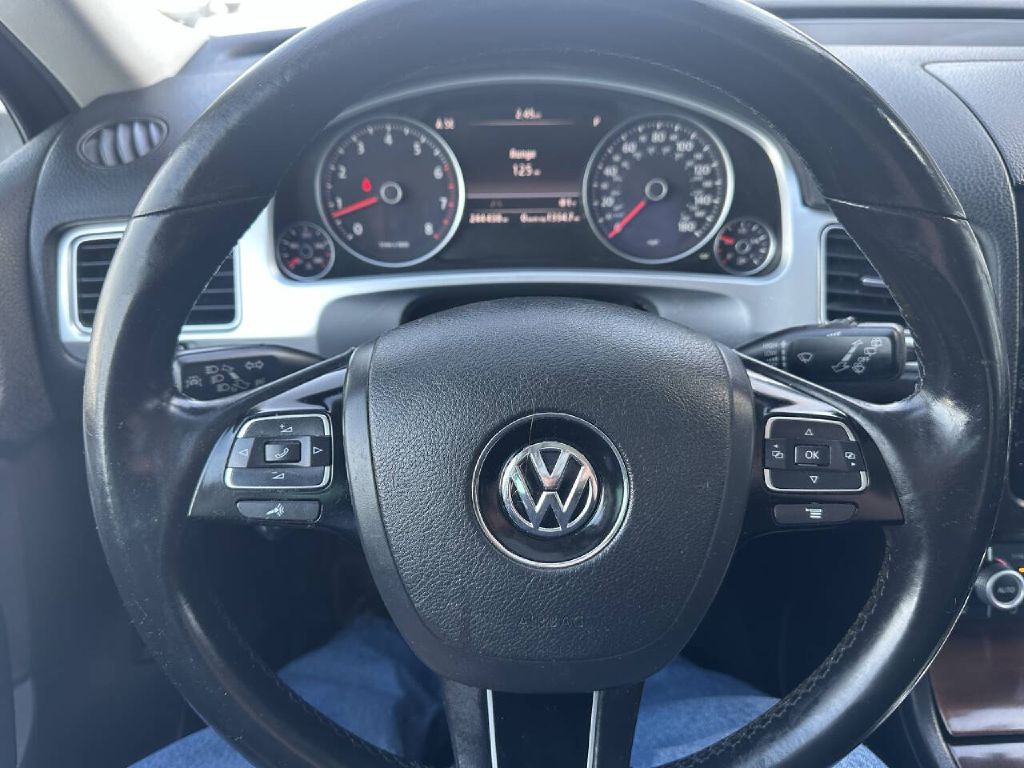 2016 Volkswagen Touareg Image 12
