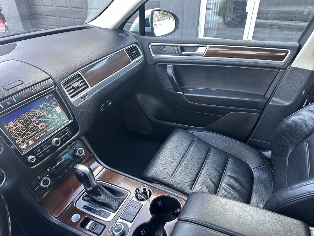 2016 Volkswagen Touareg Image 13