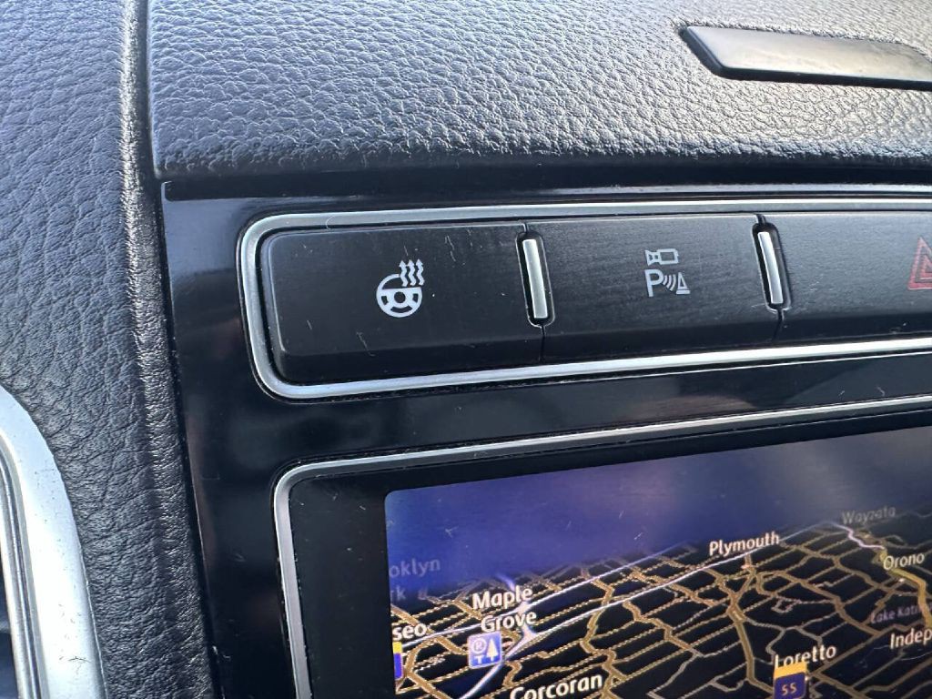 2016 Volkswagen Touareg Image 16