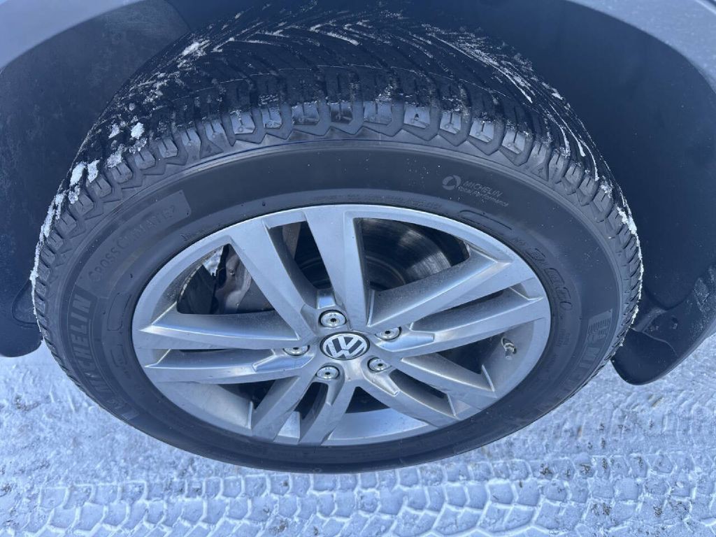 2016 Volkswagen Touareg Image 19