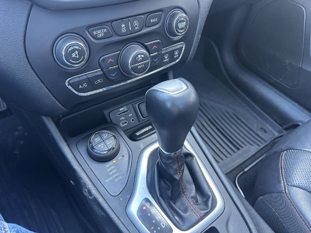 2015 Jeep Cherokee Image 12