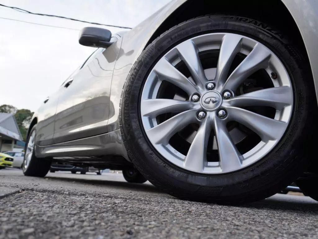 2011 INFINITI M37 Image 13