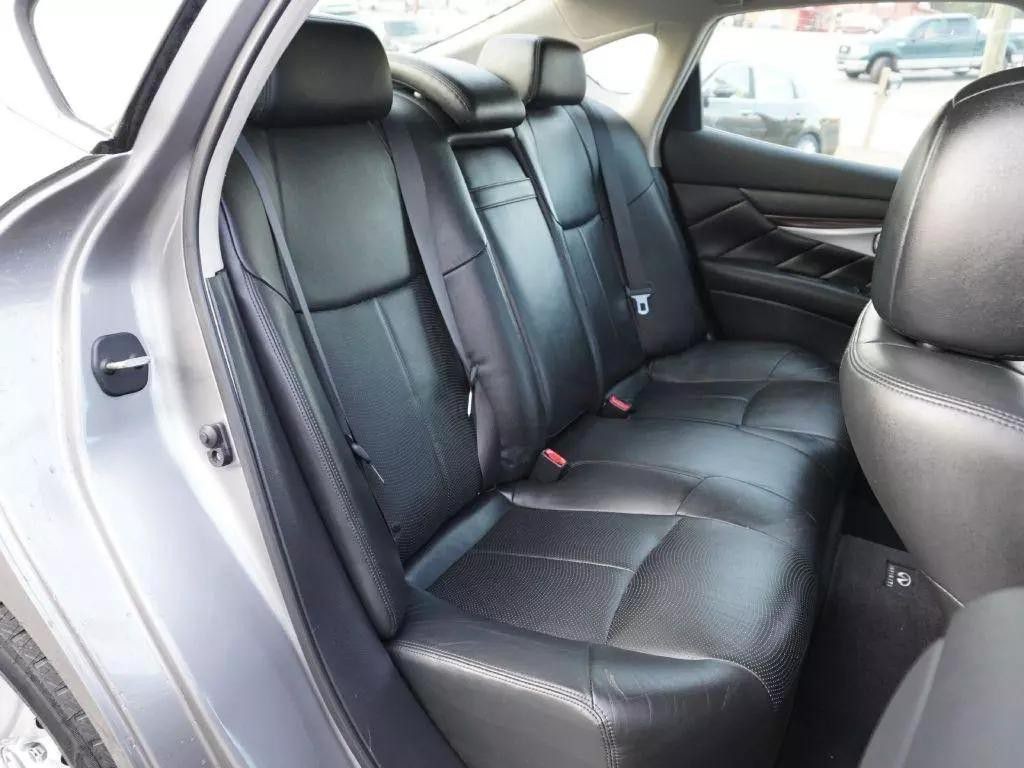 2011 INFINITI M37 Image 35