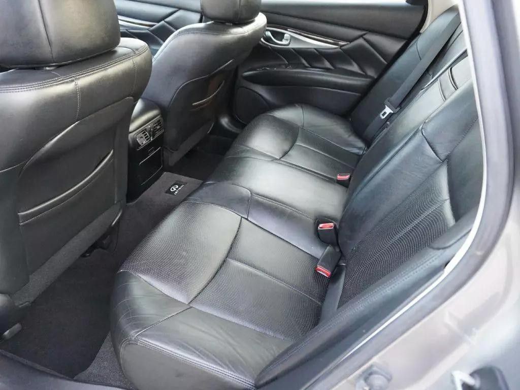 2011 INFINITI M37 Image 36