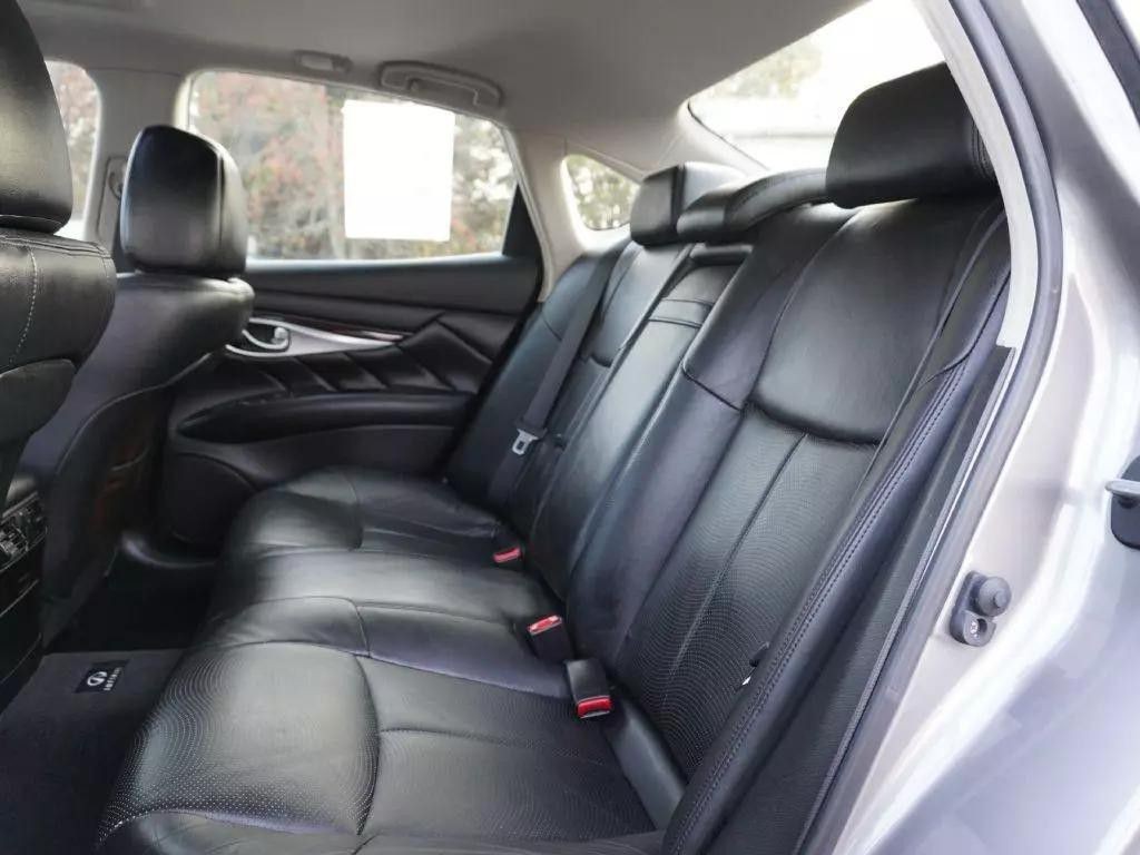 2011 INFINITI M37 Image 39