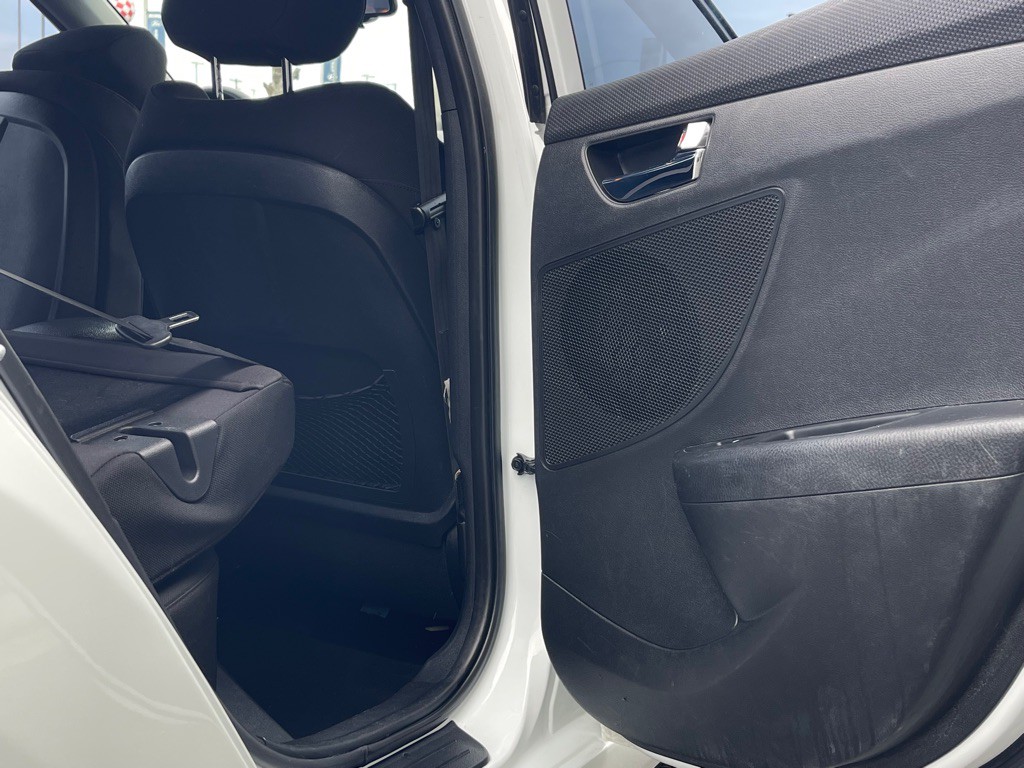 2014 Hyundai Veloster Image 35