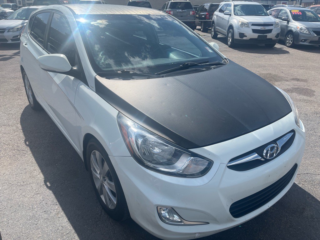 2013 Hyundai Accent Image 2