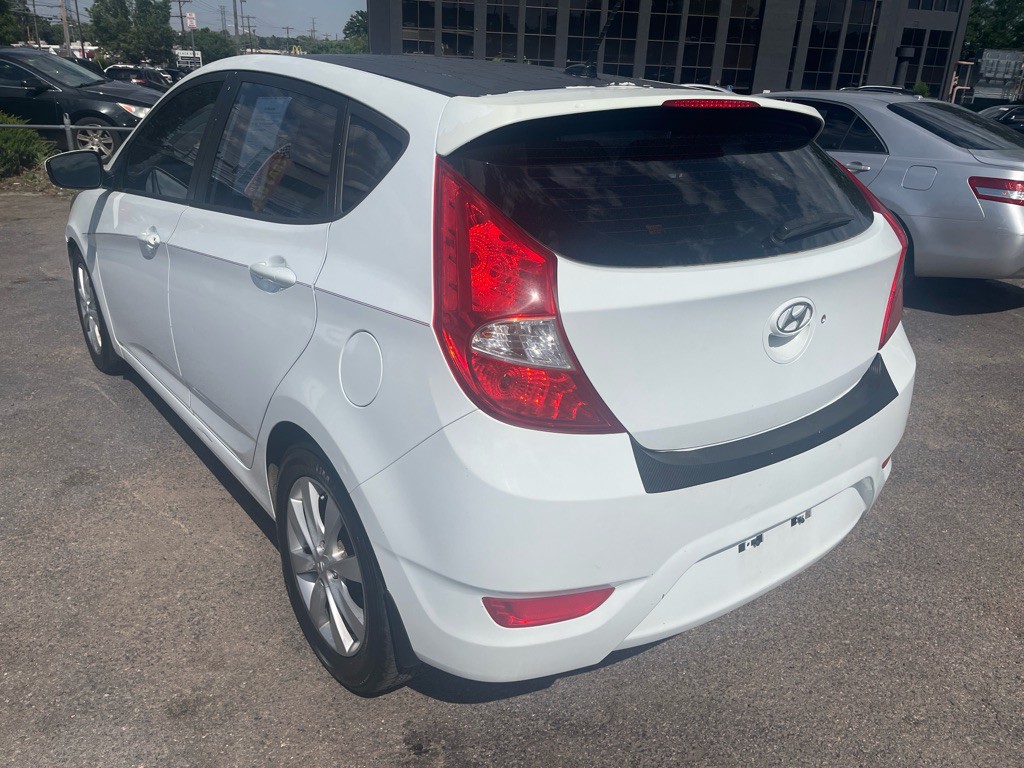 2013 Hyundai Accent Image 4
