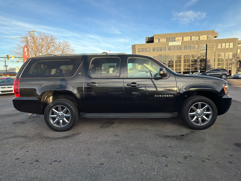 2011 Chevrolet Suburban Image 4
