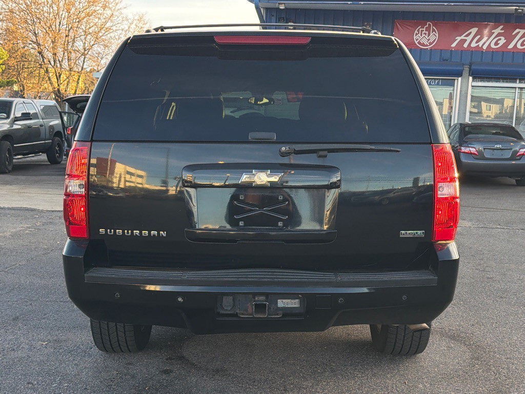 2011 Chevrolet Suburban Image 6