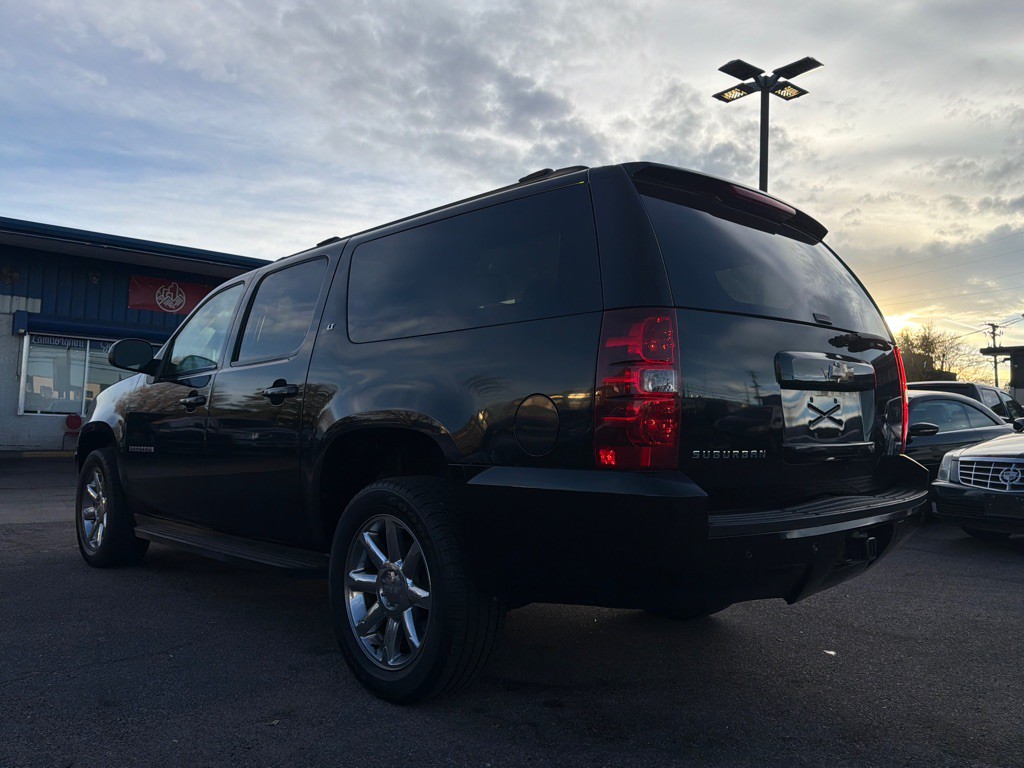 2011 Chevrolet Suburban Image 7