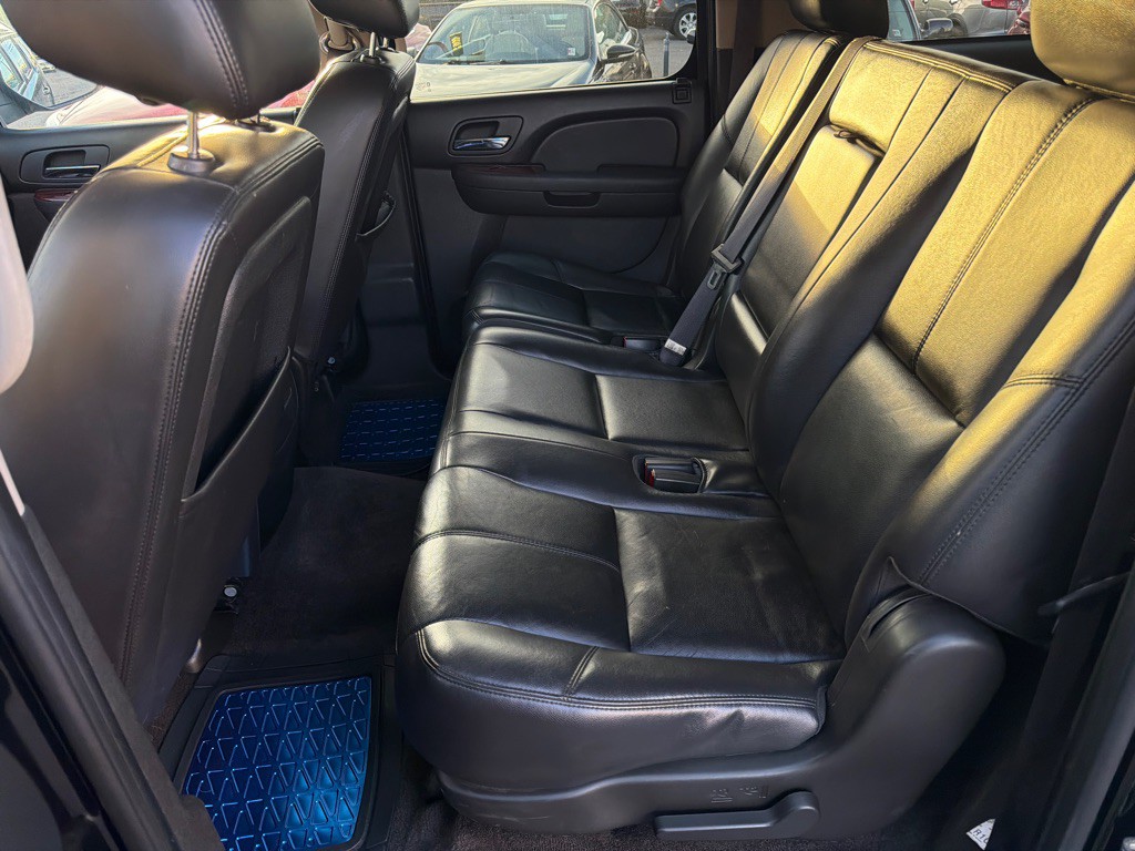 2011 Chevrolet Suburban Image 11