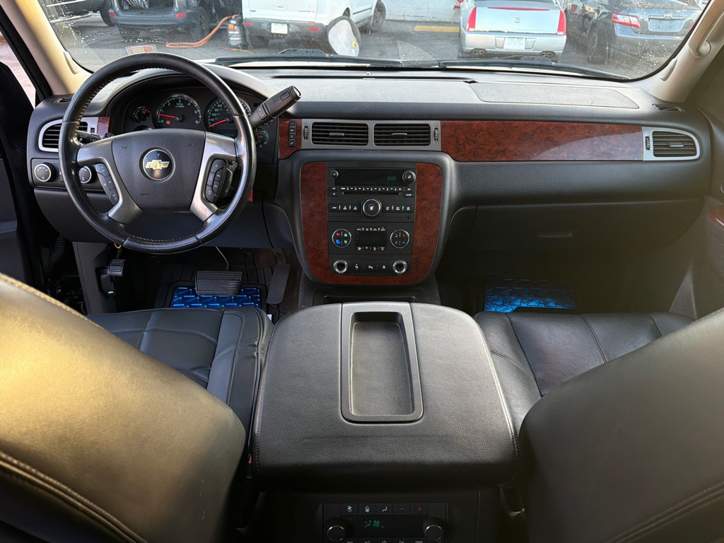 2011 Chevrolet Suburban Image 12