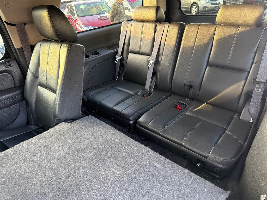 2011 Chevrolet Suburban Image 14