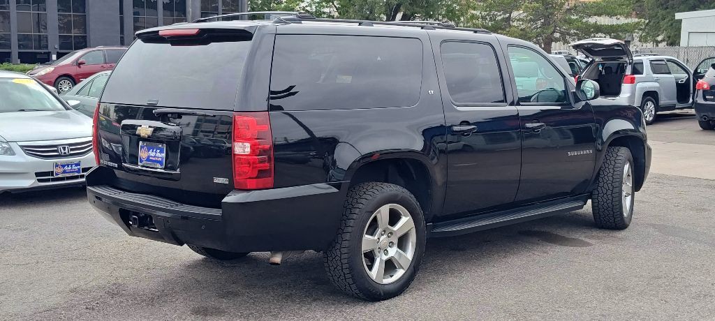 2011 Chevrolet Suburban Image 3