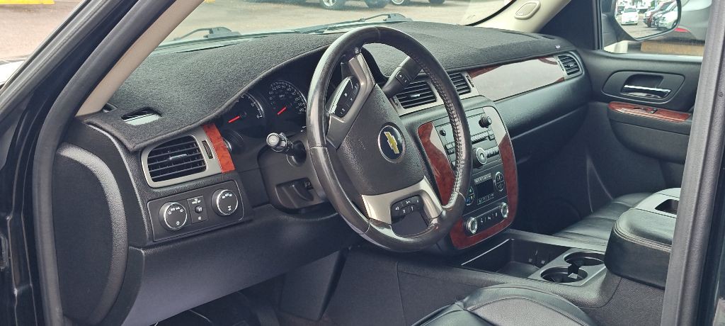 2011 Chevrolet Suburban Image 4