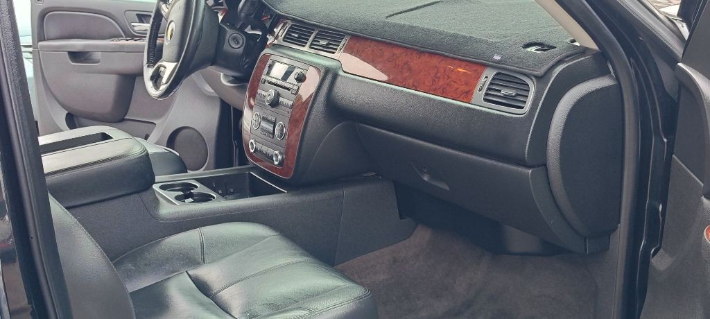2011 Chevrolet Suburban Image 7
