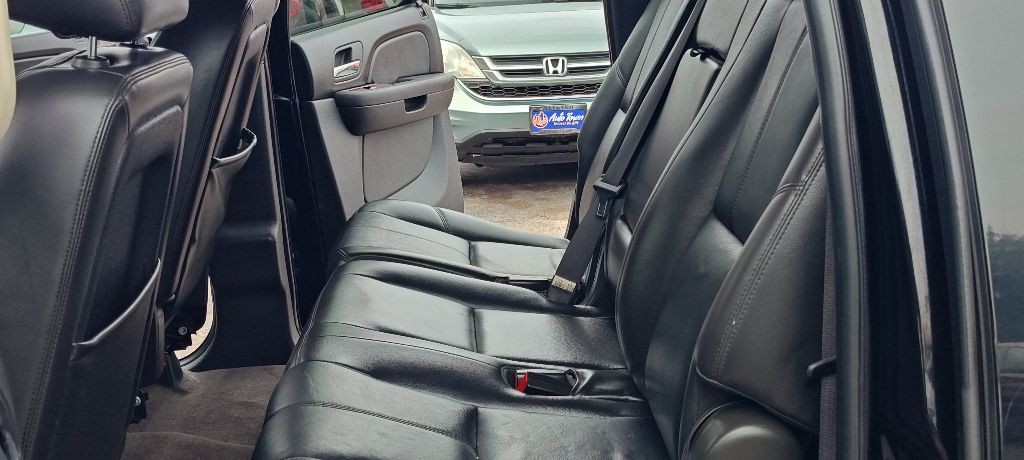 2011 Chevrolet Suburban Image 12
