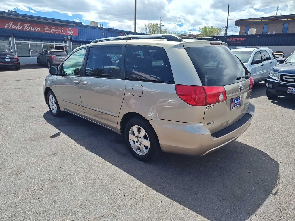 2008 Toyota Sienna Image 2