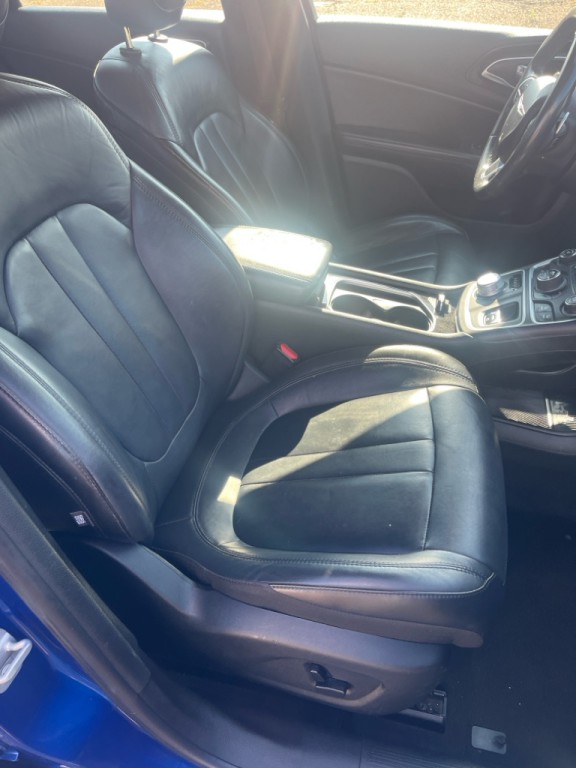 2015 Chrysler 200 Image 4