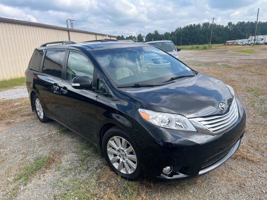 2014 Toyota Sienna Image 2