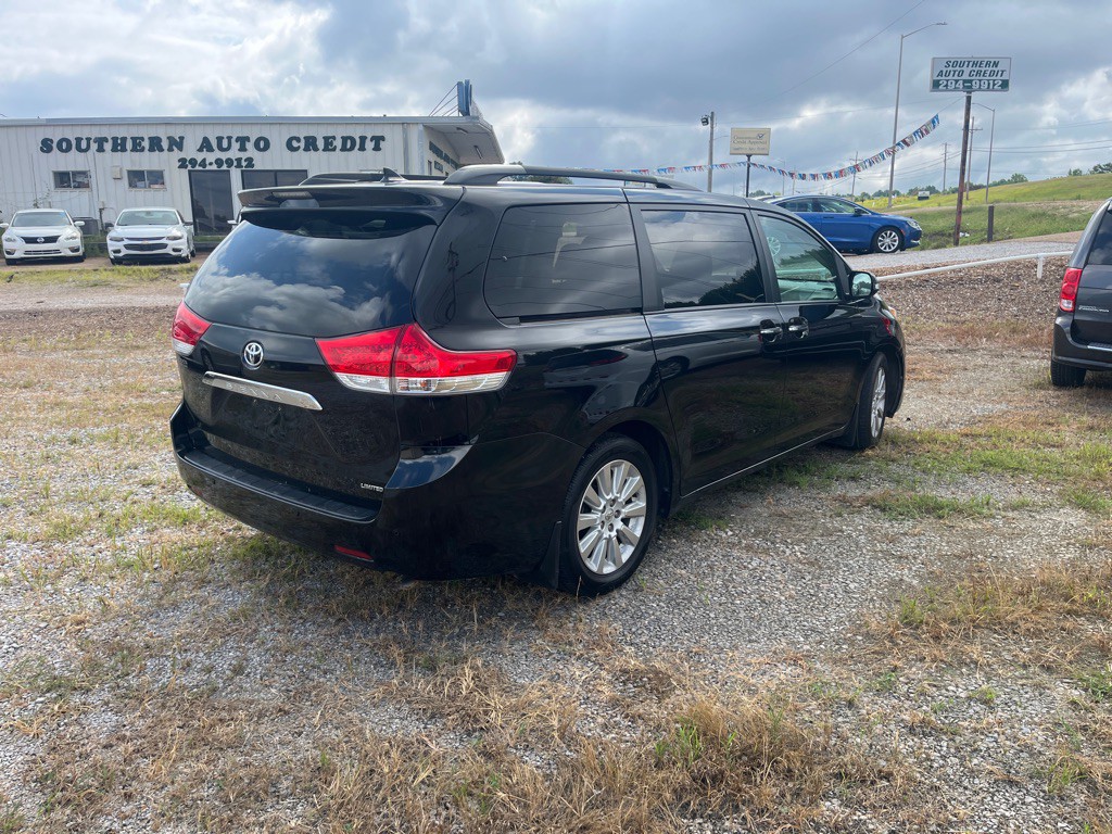 2014 Toyota Sienna Image 3