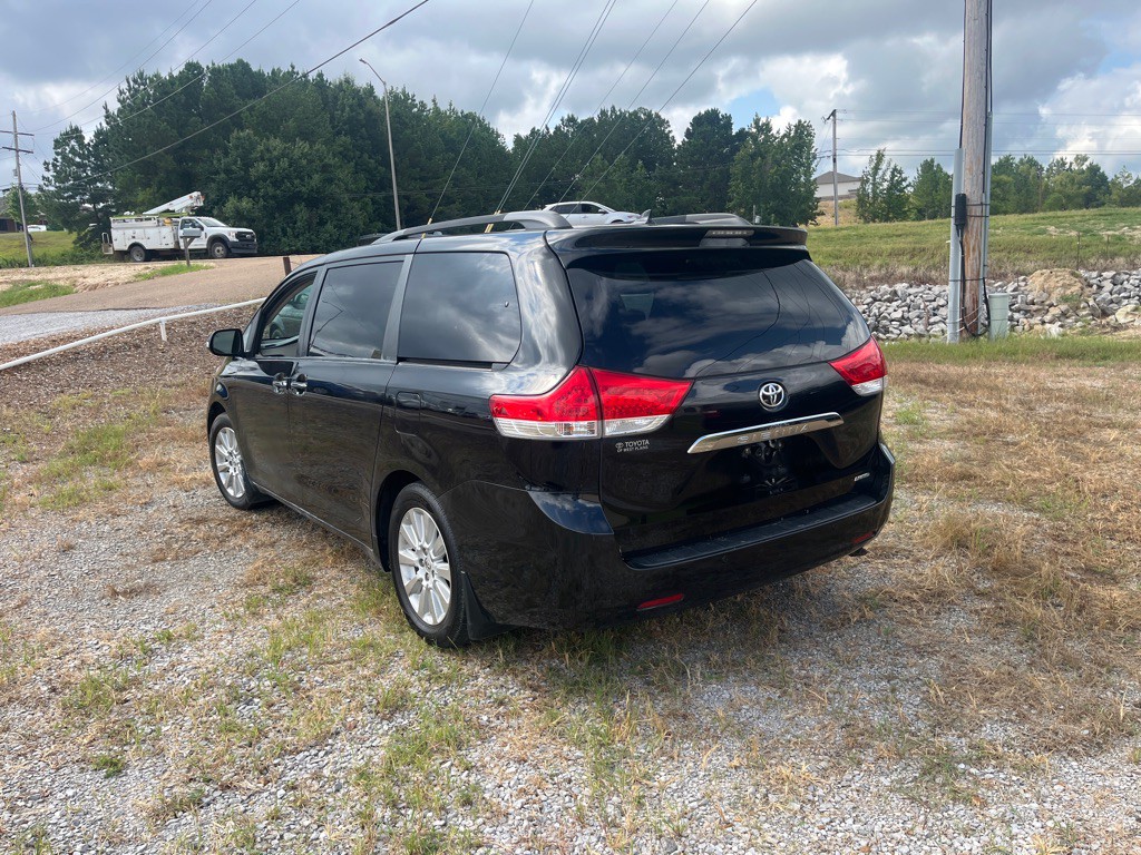 2014 Toyota Sienna Image 4