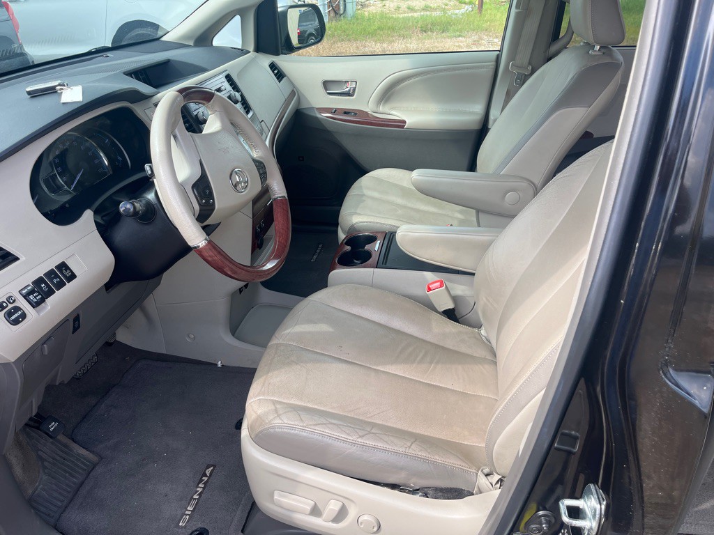 2014 Toyota Sienna Image 5