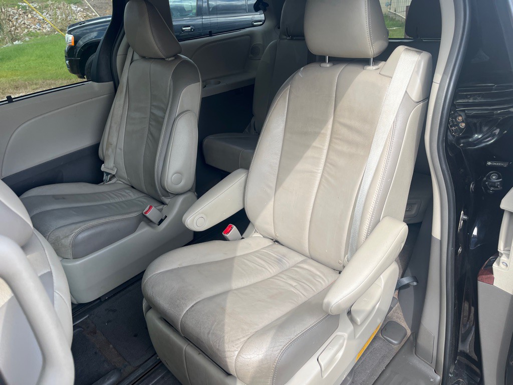 2014 Toyota Sienna Image 6