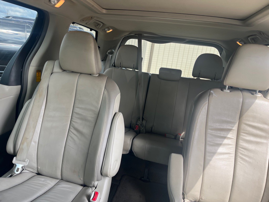 2014 Toyota Sienna Image 7
