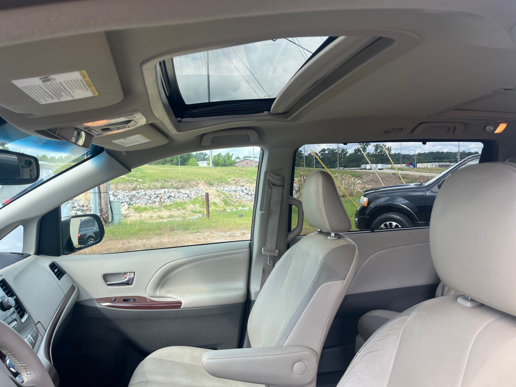 2014 Toyota Sienna Image 8