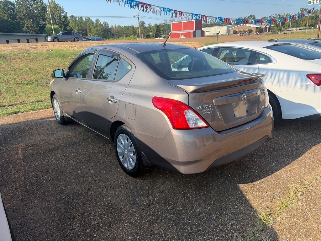 2015 Nissan Versa Image 4
