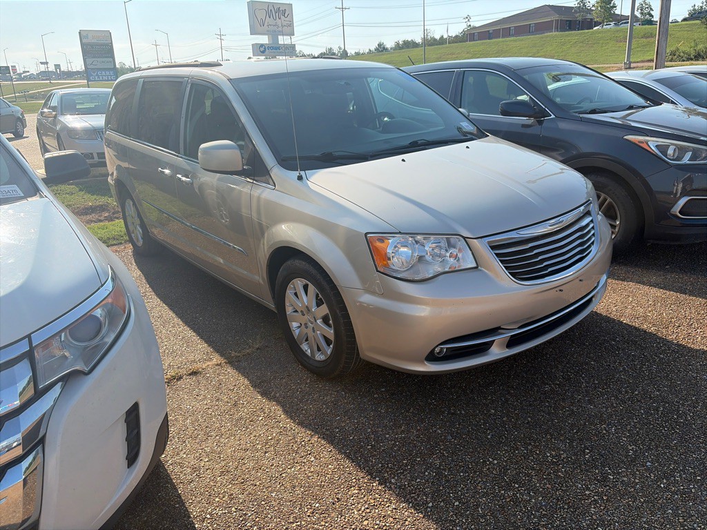 2015 Chrysler Town & Country Image 2