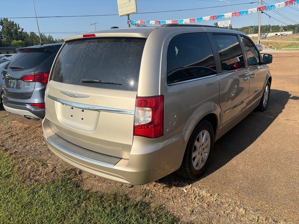 2015 Chrysler Town & Country Image 3