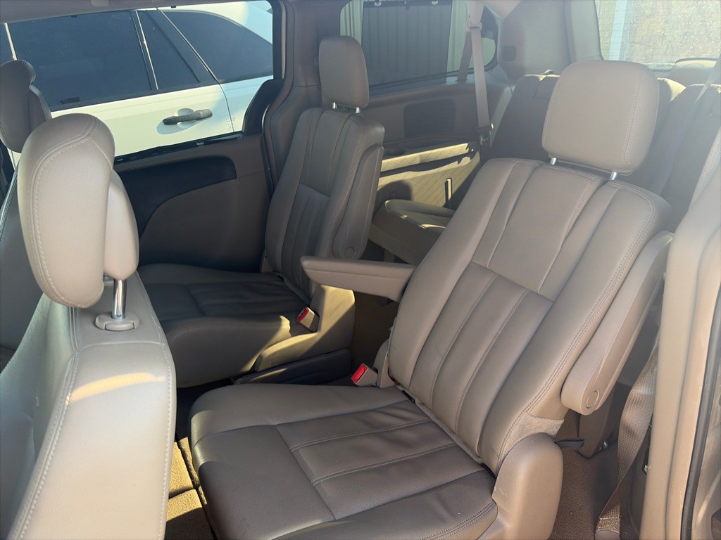 2015 Chrysler Town & Country Image 5