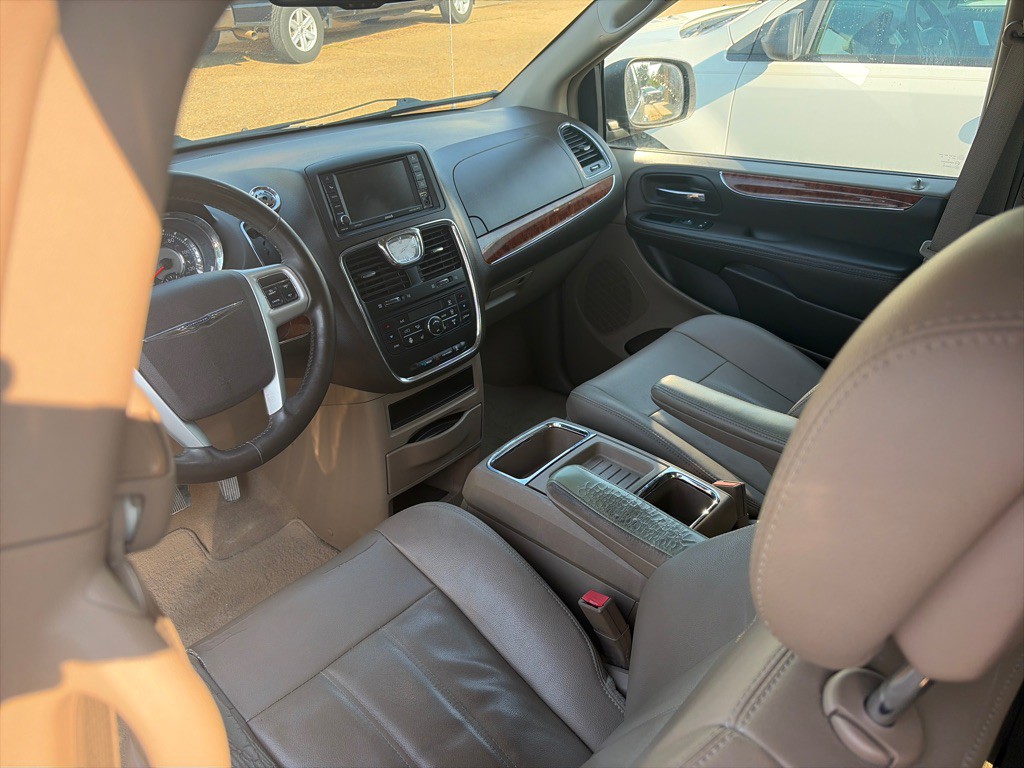 2015 Chrysler Town & Country Image 6