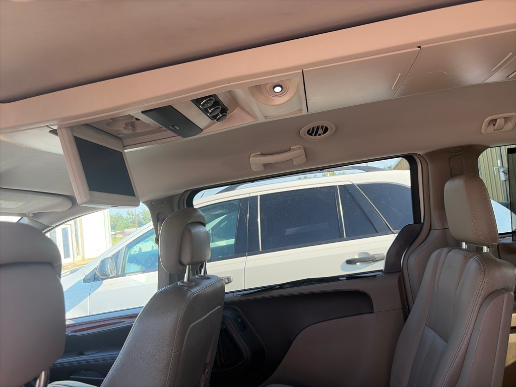 2015 Chrysler Town & Country Image 7