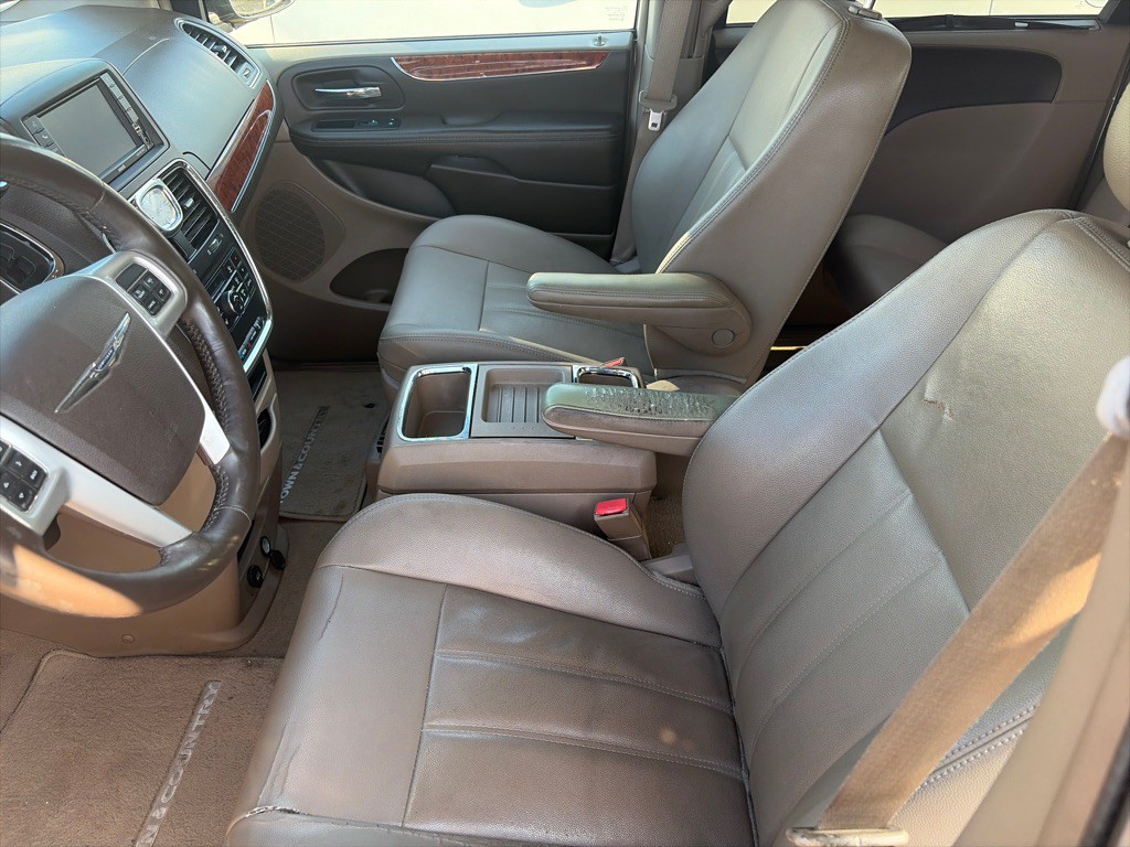 2015 Chrysler Town & Country Image 8