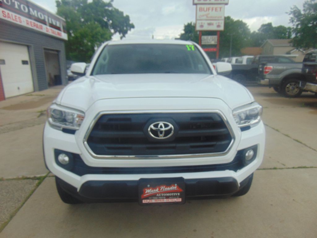 2017 Toyota Tacoma Image 2