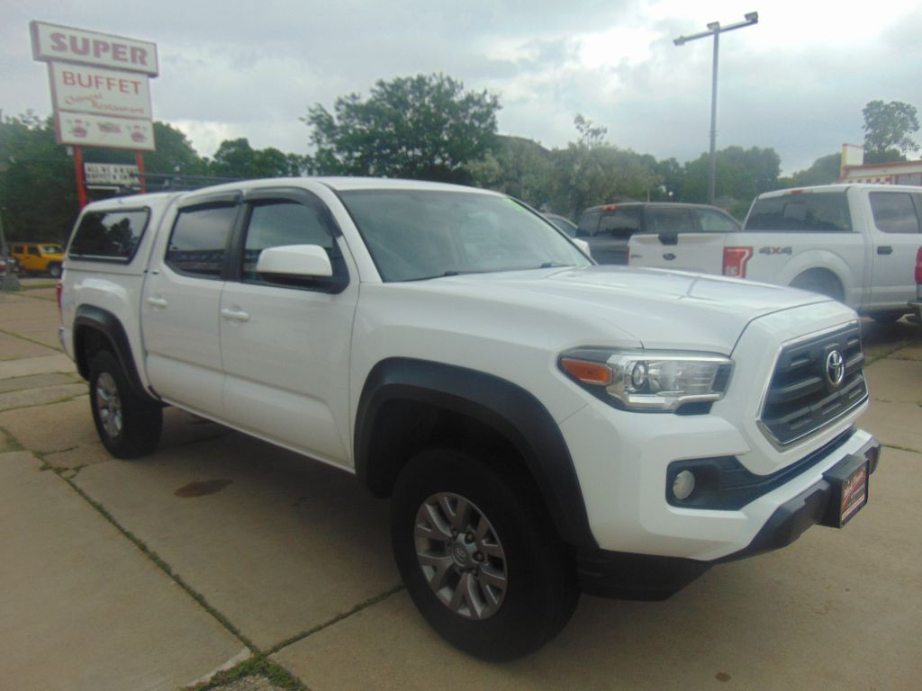 2017 Toyota Tacoma Image 3