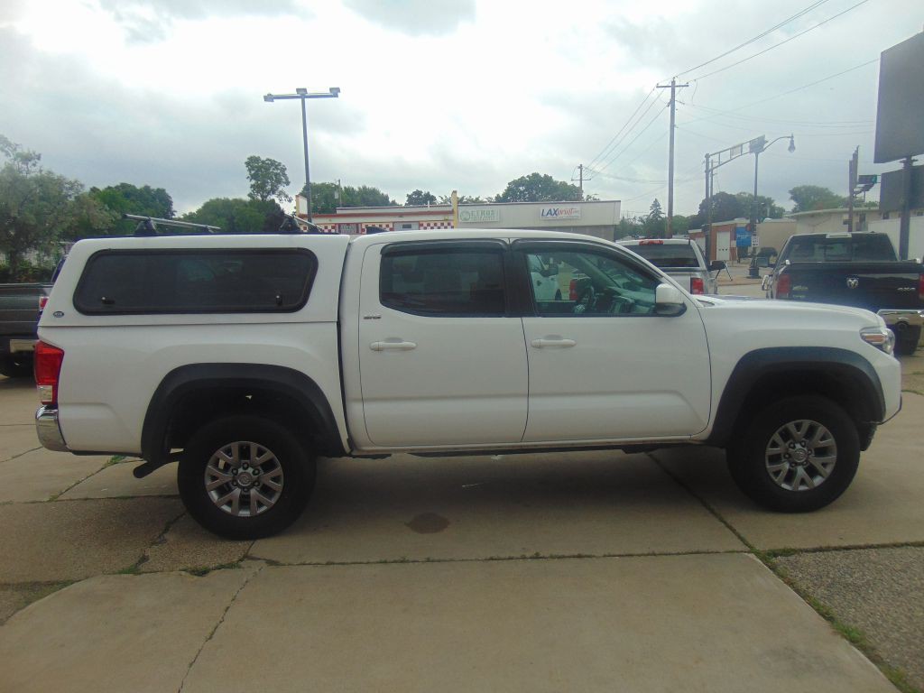 2017 Toyota Tacoma Image 4