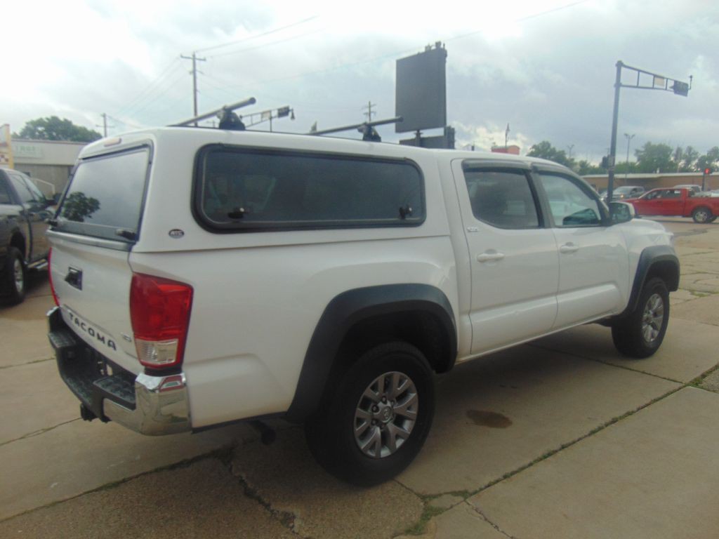 2017 Toyota Tacoma Image 5