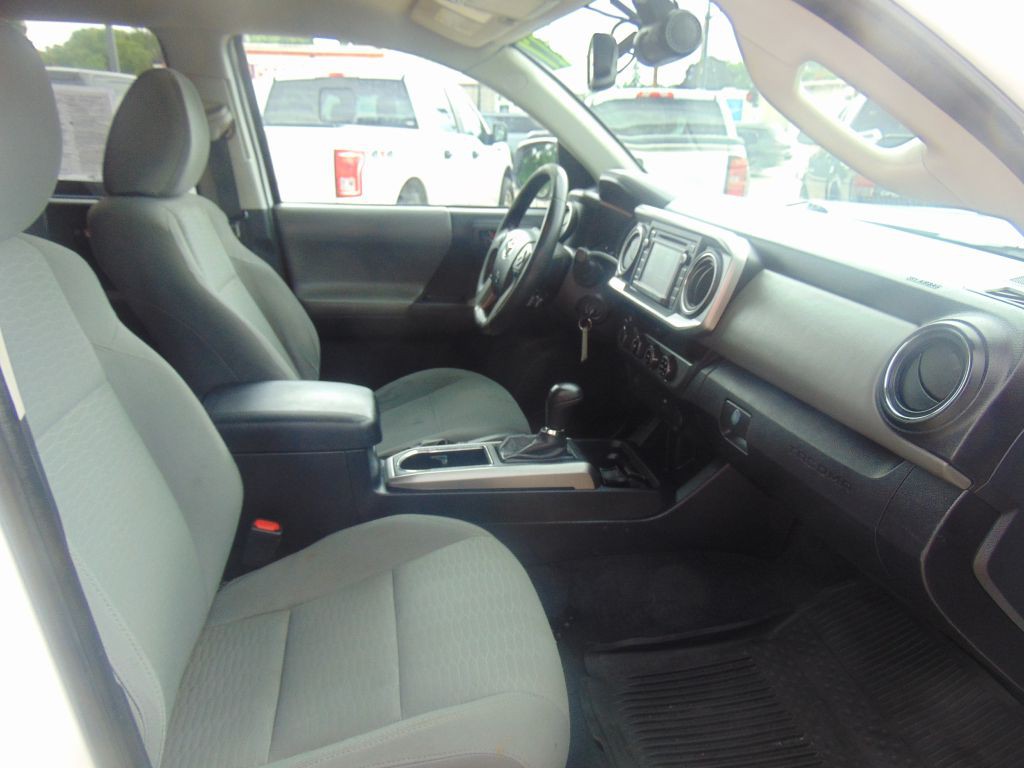 2017 Toyota Tacoma Image 10